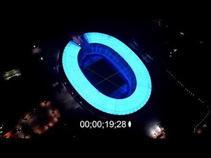 Nachtluftvideo blaues LED - Licht an der Arena des Stadion Olympiastadion in Berlin