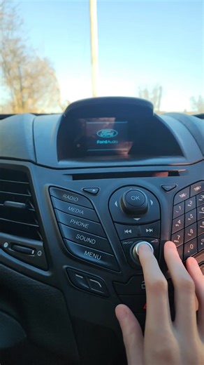 Troubleshooting 2014 Ford Fiesta SE Screen Issues