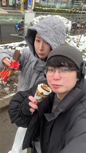 Amber ⋈ 👶🏻🇹🇼🏳️‍🌈🇯🇵🍑 on Instagram: "解鎖人生小清單✅ 在積雪中一起吃冰🍦"