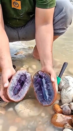 Wow😱, this stone looks ordinary on the outside, but it turns out the contents are like this 💎💥