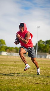 21 reactions | If a 3 technique was ever left unblocked during your Rock Toting career ; you’ll RUN’derstand. | @therunningbackclub Tag a RB #therunningbackclub® | The Running Back Club | Facebook