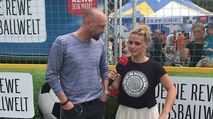 Holger Stanislawski war nicht nur jahrelang Trainer beim FC St. Pauli, sondern ist auch Geschäftsführer eines REWE Marktes in Hamburg. Da lassen wir uns einen kurzen Plausch mit "Stani" nicht entgehen. | REWE
