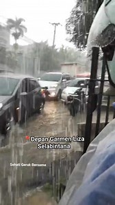 Sukabumi sore ini siaga banjir. 5/12/2025 Hujan deras sejak beberapa jam terakhir membuat aliran sungai meluap. Sejumlah titik pemukiman mulai terendam dan warga bersiap menghadapi kemungkinan naiknya debit air. Semoga Allah menjaga masyarakat Sukabumi dan keadaan segera membaik. Tim relawan terus memantau dan bersiap membantu di lapangan. 🤲🌧️ #Infobencana #banjirsukabumi #sehatigerakbersama | Sukabumi Sehati
