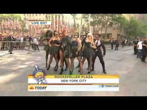 Rihanna - S&M ( Live Today Show 05-27-2011 )