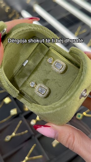Luxury Box | Dhurata luksoze per cdo rast on Instagram: "Vathë që rrezatojnë shkëlqim në çdo lëvizje. Të punuara në argjend 925 të larë në flori, të dhurojnë një ndjesi luksi që plotëson çdo veshje. Me prani të fortë, idealë për mbrëmjet ku dëshiron të jesh plot shkëlqim dhe vetëbesim. Një model unik që nuk janë vetëm aksesor, por detaji që bën diferencën. 𝐃𝐞𝐫𝐠𝐨𝐣𝐦𝐞 𝐩𝐨𝐫𝐨𝐬𝐢 𝐧𝐞 𝐜𝐝𝐨 𝐯𝐞𝐧𝐝 𝐭𝐞 𝐛𝐨𝐭𝐞𝐬 🌎 Porosit ne inbox @luxurybox.vsh ose whatsapp: +355 69 773 4544 ✅ 𝐎𝐫𝐚