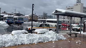 本日9時時点での白河駅・小峰城の雪の様子です☃️白河市は約25㎝の積雪がありました😱😱午後は晴れの予報なので、少しずつ溶けていくと思います☀水分含んだ雪ですので、転倒・スタックしやすくなっています💦お気を付けください🙇‍♀️#白河市 #白河駅 #白河小峰城 #空ネット