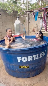 979K views · 24K reactions | Banho escondido na piscina de Zé 狼藍 | Magrelinha | Facebook