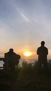 本日の桃岩荘前の夕日も、昨年と同様に寂しい夕日となりました。 下の方に雲があり水平線に沈むことはありませんが、とても綺麗な礼文島の夕日です。 来年こそは、みんなで夕日を見ましょう！！ 来年こそは、みんなで歌いましょう！！ 来年こそは、礼文島で会いましょう！！ 桃岩荘ユースホステル ペアレント 柳谷秀一 | 桃岩荘ユースホステル