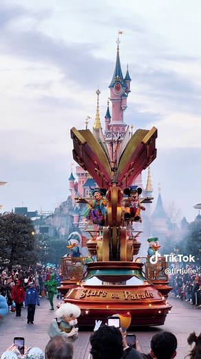 Disney Stars on Parade: A Magical Experience at Disneyland Paris