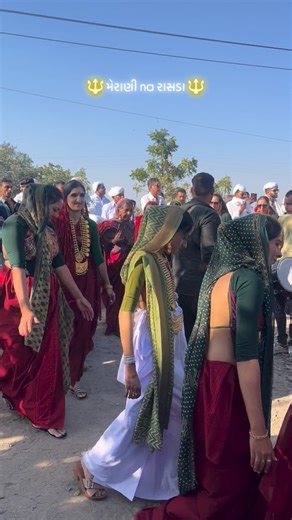 Krishma Modhvadia on Instagram: "🔱 મેરાણી na રાસડા 🔱 #India #India2025 #Merani #Maherani #Maher #Rasdra"