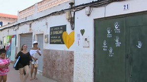 📣 Veïns de Guardamar del Segura protesten contra la demolició de seixanta xalets a la platja de Babilònia 🏘️ Diferents sentències obliguen a enderrocar les vivendes, però els propietaris s’hi oposen apel·lant a la seua història i valor patrimonial Llig la notícia 👇 https://www.apuntmedia.es/noticies/societat/video-veins-guardamar-segura-protesten-demolicio-seixanta-xalets-platja-babilonia_1_1810114.html | À Punt NTC