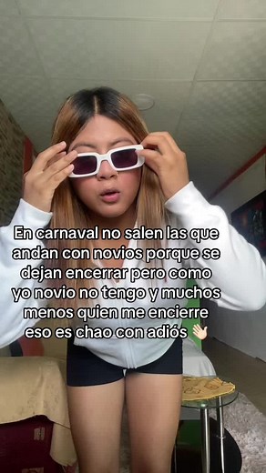 Bailando Salsa en Carnaval: Vive la Fiesta