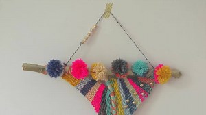 BRANCH WEAVING ~ Make a simple loom from a branch, and weave a beautiful nature-inspired wall hanging. http://www.artbarblog.com/recycled/branch-weaving/ | Art Bar