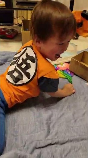 おむつ交換を嬉しがる2歳