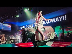 She's an amazing mechanical bull rider in #benidorm! 🐂🤠 #topclassbullriding