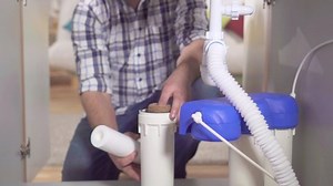 clip-1043368360-plumber-change-filter-element-water