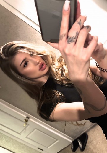 Mirror Selfie Tips: Perfect Your Pose and Lighting