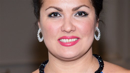 Anna Netrebko verzaubert auf der Paris Fashion Week