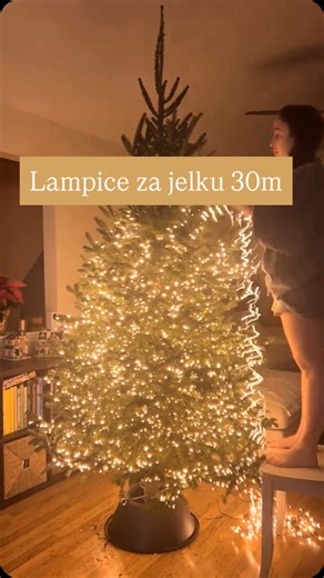 BOVOTO - Retail stores - Podgorica on Instagram: "✨ Lumineo Compact Twinkle lampice, 1000 LED dioda na čak 30 metara savršene praznične magije! Topla bijela svjetlost, suptilan efekat treperenja i mogućnost korišćenja i unutra i napolju čine ih idealnim izborom za jelke, terase, ograde ili dekor cijelog dvorišta. 🎄🌟"