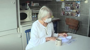 Fracture numérique: les seniors encore plus isolés suite au Covid-19 - RTBF Actus