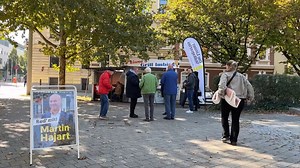 Diskussion am Würstelstand: Linzer Vizebürgermeister Hajart sucht bei seiner „Red mit“-Tour den direkten Austausch Martin Hajart | LT1 OÖ