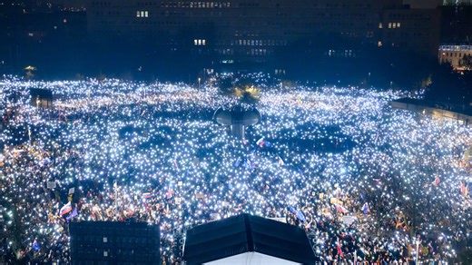VIDEO: One of the biggest anti-government protests since the revolution. The entire Bratislava square lit up and sang the national anthem  | ta3