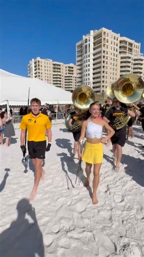 Hawkeyes take over Clearwater Beach at the ReliaQuest Bowl Beach Bash ☀️🏝️