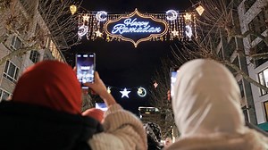 „Happy Ramadan“ – Frankfurt hängt zum Aschermittwoch wieder Halbmond-Beleuchtung auf