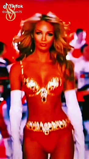 #Pamela Bardort, one of the biggest models in the fashion world parading in front of an unprecedented audience, like, comment, share, come and follow me# #Pessoal pedindo ajuda a todos vocês vão me dando uma força curtindo, comentando que eu vou responder, compartilhe e depois me segue# #❤️❤️❤️❤️ # #😎😎😎😎😎😎 # #EWANDHRO ZDRAVKOVIĆ#