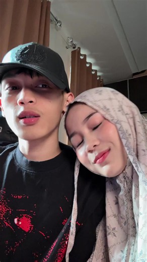 Momen Lucu iKyy Unboxing Topi dari Heni Kedua, Kalo Pake Kaya Siapa?