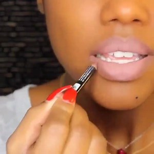 Gorgeous lips tutorial by @Ellarie󾬘 Song: Bomb (A.P.) by. Trey Songs󾠚 | Black Woman Makeup