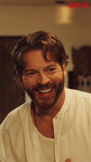 Não é todos os dias que descobres que o grande amor da tua mãe é uma estrela de rock que conheceste quando foste entregar as compras. Já viram Find Me Falling? | Netflix