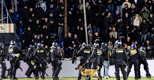 LIVE | Uitvak wordt ontruimd na rellen bij FC Den Bosch - ADO Den Haag: ‘Jammer dat het zo moet!’