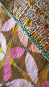 Finishing up this Golden #retroblossomsquilt brought me lots of joy this week. Doesn’t it remind you of a sun-drenched meadow right at golden hour? 🌻 I had so much fun pulling together a bouquet of warm colors for this quilt…pink and peach floral motifs on an oh-so-70s background, complete with sweetly-detailed backing fabric that compliments her vintage vibe along with the little hint of blue. I’m smitten! 😍 . & fun fact, this is the quilt that we make inside of Curve College, which is curren