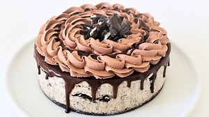 6.8K views · 88 reactions | Recipe in comments ⬇ This no-bake Oreo Cheesecake recipe has a rich, creamy texture with crunchy Oreo layers and a smooth chocolate topping. The combination of white chocolate, whipped cream, and crushed Oreos makes every bite irresistible. A thick chocolate sauce adds extra decadence, while the whipped chocolate cream border brings the final touch. #cheesecake #Cookiesandcream #NoBakeDessert #oreo | Cupcake Savvy | Facebook