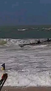 37 reactions | Wooden boat overturned by a wave⚓️⛴️ Une pirogue renversée par une vague Follow @les_marins_du_senegal #senegal #sealife #ship #boat #boatlife #sea #dakar #galsen #africa | Les marins du Sénégal | Facebook