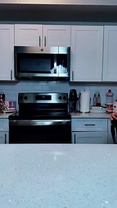 36K views · 27K reactions | Meu bolinho favorito Esse tem que eternizar pq é muito BOMMMMMMMMM Quer ver a parte 2? Receita massa 5 ovos 1 xícara de açúcar 2 xícaras de farinha de trigo 1 xícara de leite 1 colher de fermento pra bolo Um pouquinho de bicarbonato Essência de baunilha Recheio 1 lata de leite condensado 1 lata de leite 1/2 lata de leite com 5 colheres de maisena 2 gemas #explorar #fy #receitas | Gabi Guedes | Facebook