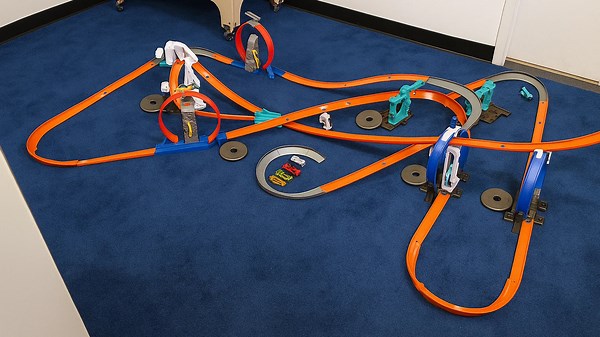 No Batteries, Just Action: 54 Feet of Kicker Loops and Gravity Drops | Hot Wheels Stunt Kit