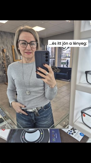 Elárulom, melyik szemüveg lett a befutó… 👓 1. A fekete fazonja brutál jó, de túl keményíti a tekintetem, erősebb, mint én. 2. A szürke átmenetes színben tökéletes lenne, lágy, harmonikus, de van egy nagyon hasonlóm kékben, így nem adna újat. ...és itt jön a lényeg: A stílusesszenciáim között ott van a drámai esszencia. Nem erősen. Nem jelmezszerűen. De kell egy kis karakter, egy kis „extra”. A jó szemüveg nem csak illik az arcformádhoz, hanem tükrözi a stílusesszenciádat is. Te inkább: - letisz