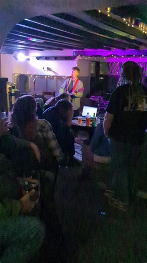 Singing Monsters in a pub in Newquay #jamesbluntmonsters #jamesblunt #coversong #livemusic
