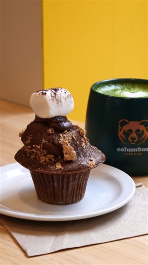 On teste le FAMEUX menu Pause Graham 🍫💛🔥 2 breuvages et un muffin aux s’mores! M.I.A.M. Faites vite, il est disponible seulement pour un temps limité! 🐻 - We’re testing the FAMOUS Graham & Chill menu 🍫💛🔥 Two drinks and a s’mores muffin! Y.U.M.M.Y. 🤤 Hurry up, it’s only available for a limited time! 🐻 #columbuscafe #cafe #coffee #coffeeshop #restaurant #smores | Columbus Café & Co Canada