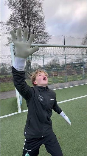 Every Goalkeeper hates that😂 #gripmode #football #goalkeeper