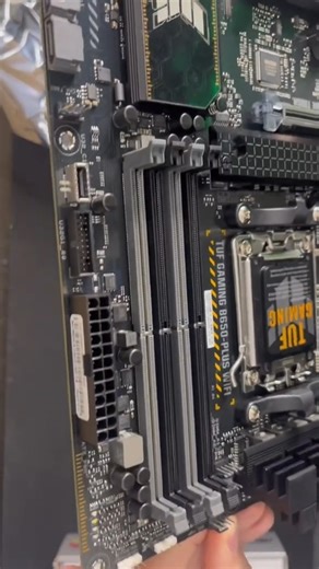 📦 Unboxing TUF Gaming B650-PLUS WIFI: potencia y durabilidad en tus manos. 💪✨ Descubre su diseño robusto, soporte para procesadores AMD Ryzen y conectividad de última generación. ¿Qué harás con este nivel de rendimiento? 🎮🔥 #TUFGaming #B650Plus #AMDReady #PCBuilding | ASUS