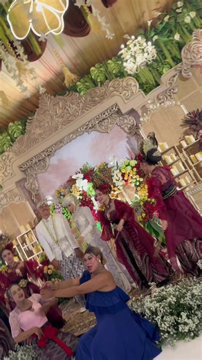 Gerong is an old song that has become popular in West Java over time because it is created with dynamic dance movements, so this song is loved not only by older people but also by the younger generation. This is one of the Nyipohaci performances in Belendung Village, Purwadadi District, Subang, dancing the Gerong song with the bride and groom. #weddingtiktok #dance
