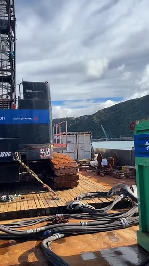Been a minute 👌#staggingramp #pilingconstruction #ice52 #wellington2023#hydraulichammer #barge #marinepiles #UCz #kobelco120crawler