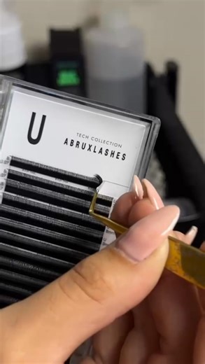 The RUSSIAN TECH Collection from Abruxlashes has arrived: The innovation that transforms your technique!😍 With the exclusive Technology, your trays become a functional Lash Pad. Set aside common materials. Invest in the RUSSIAN TECH Collection and elevate the standard of your services! ✨ Click and discover the power of technology | Academia Abruxlashes