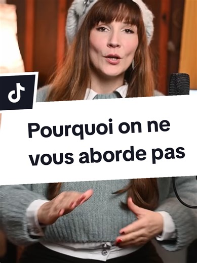 Pourquoi on ne vous aborde pas Ce n’est pas une question de beauté. C’est une question de disponibilité. Si votre langage corporel est fermé, personne n’ose venir. Pour envoyer le bon signal : 1️⃣ Ouvrez le torse Bras décroisés, rien collé à la poitrine. 2️⃣ Pieds ouverts Une posture en “U” dit : il y a de la place. 3️⃣ Regardez 👀 Un regard ne suffit pas. Il en faut plusieurs pour donner le feu vert. ✨ Je suis Lune. J’aide à développer une présence naturelle et un charisme qui attire, sans se f