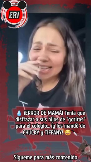 El Ratón Informa on Instagram: "¡Un épico error de mamá que se hizo viral en las redes! 🤦‍♀️ Una joven madre, víctima de la alta carga mental que implica trabajar y ser ama de casa, cometió una divertida equivocación con los disfraces de sus hijos. El colegio había pedido que los niños fueran vestidos de "gotitas" por un evento del Medio Ambiente. Sin embargo, ella los disfrazó... ¡de Chucky y Tiffany, los muñecos diabólicos! 😱 La "Madre del Año" Lejos de molestarse, sus hijos se tomaron la có