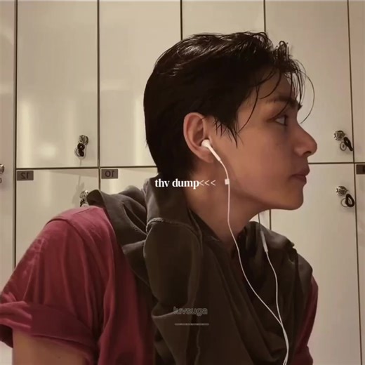 kung si Jungkook na holding hands nya na at na hug ako naman ay WLAA ...HAHAHA#army#bts#taehyung