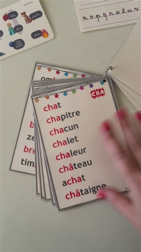 🌺 Laëty.me 🌺 on Instagram: "🏰 J’ai créé ces petites fiches car certains de mes élèves ont du mal à savoir où couper les syllabes pour lire. Cela permet de s’entraîner à lire en étant soulagé de cette contrainte et en s’habituant à certaines régularités. Avec le temps, j’ai plein d’autres idées de syllabes régulières, plutôt morphologiques. Il va falloir que je complète cette série ! 🫶🏻🤭 📤 Ces fiches sont dispo sur mon site, comme d’habitude c’est gratuit ! Partagez si vous aimez. #pe #app